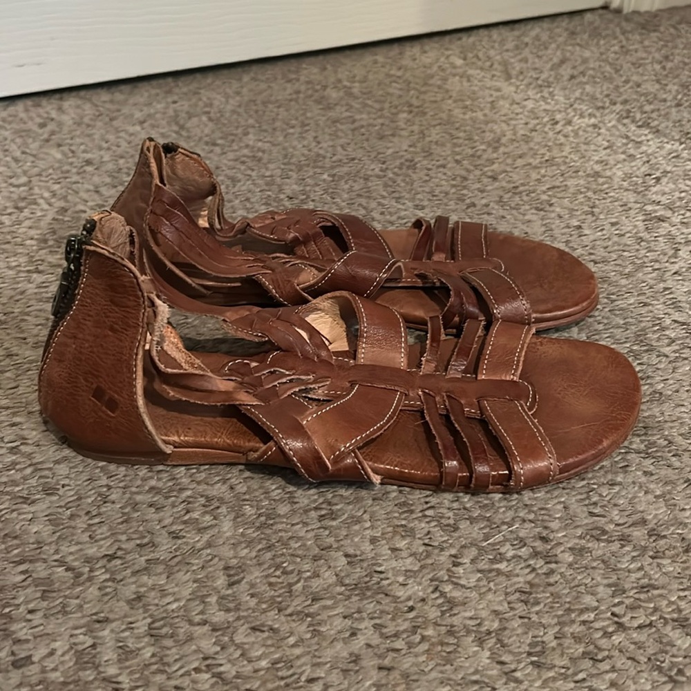 Bedstu Carmel leather strappy zip up back sandals sz 9.5